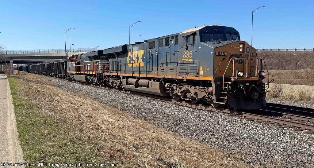 CSX 835 leads C664.